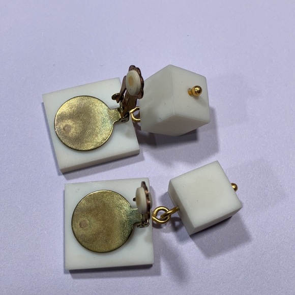 🍀 2 for $20 Vintage Chunky White Clasp Earrings. - Picture 3 of 9